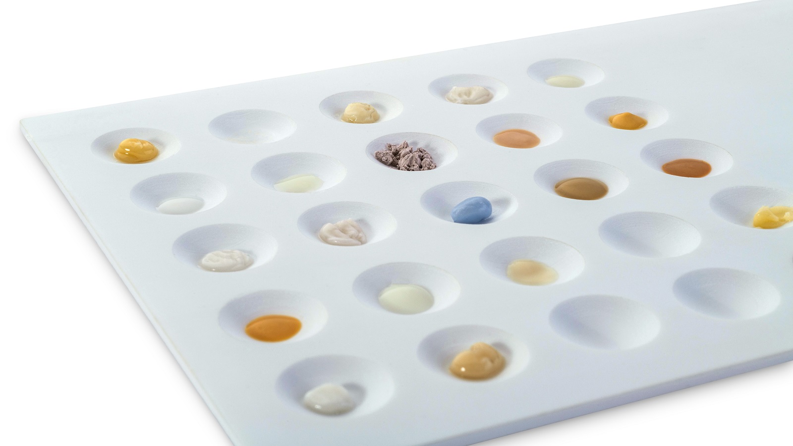 HeraCeram cre-active serisi, farklı kıvamlarda malzemeler sunar.